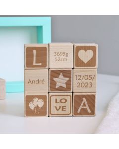 Cubes en bois gravés au nom de bébé